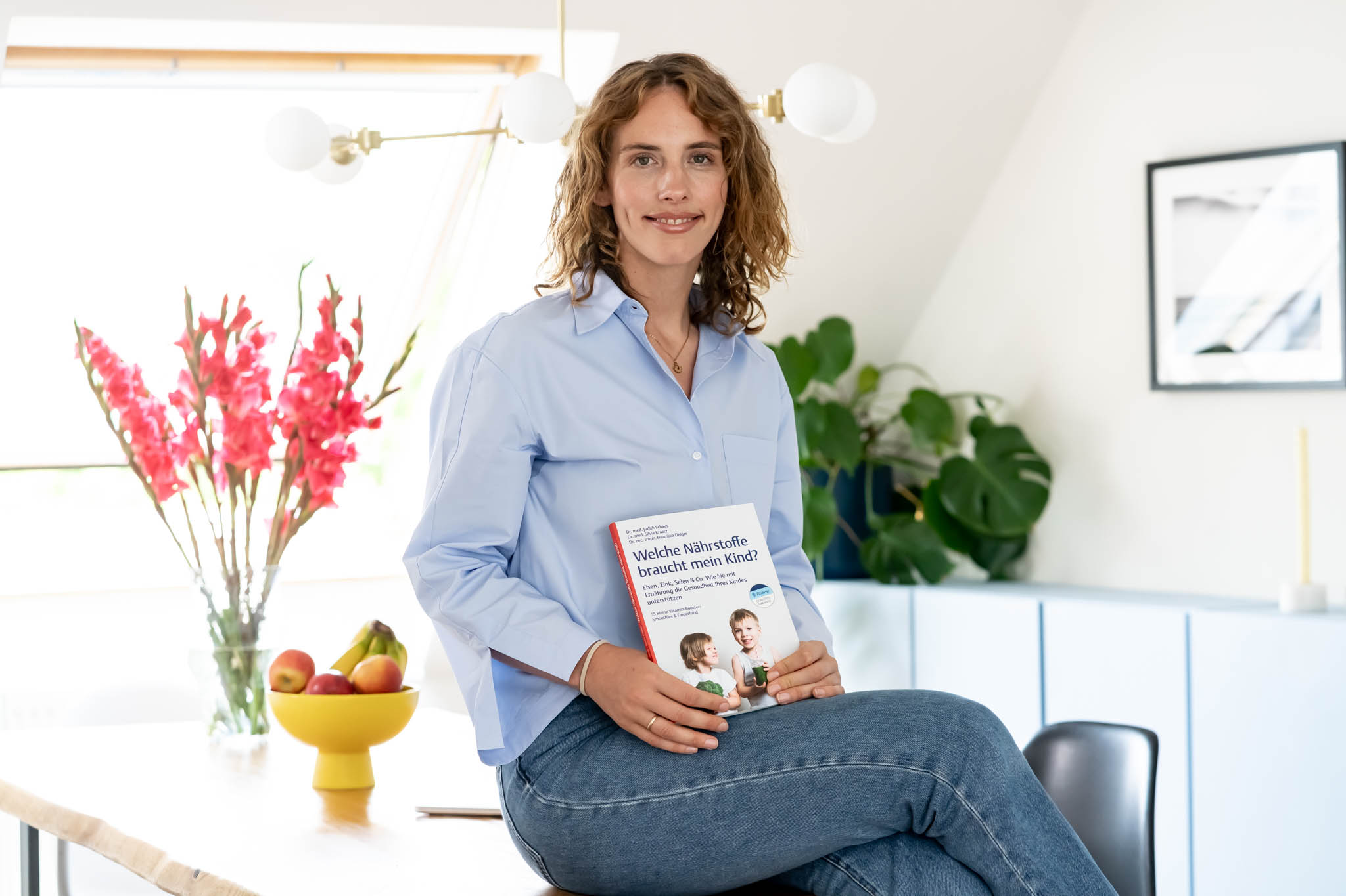 Dr. med. Judith Schaus mit ihrem Buch „Welche Nährstoffe braucht mein Kind?“